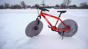 Video: Cận cảnh xe đạp bánh răng cưa chạy bon bon trên băng tuyết