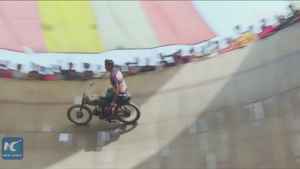 Video: Màn biểu diễn xiếc đi xe không cầm tay lái ở Bangladesh