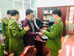 Bắt hiệu trưởng chiếm đoạt tiền bảo hiểm của học sinh và giáo viên