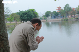 Chùa Đậu đóng cửa ngày khai hội, du khách đứng vái vọng từ xa