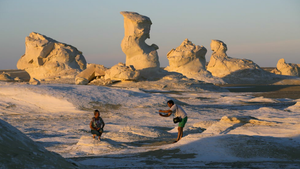 Video: Chiêm ngưỡng những khối đá kỳ lạ ở sa mạc trắng