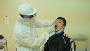 Video: Hơn 500 người từ Hải Dương về Hà Nội lấy mẫu xét nghiệm COVID-19 