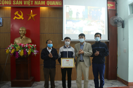 Khen thưởng nam sinh trả lại 30,5 triệu đồng cho người đánh rơi