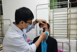 Chơi pháo dịp Tết: Người hỏng mắt, người nát tay