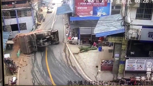 Video: Lật xe tải chở gạch đè chết hai người dân ở Trung Quốc