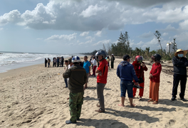 Lao ra cứu học sinh bị sóng biển cuốn, bảo vệ nhà hàng mất tích theo