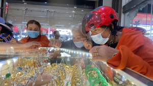 Video: Người dân TP.HCM đổ xô mua vàng cầu may ngày vía Thần tài