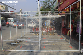 Tạo vách ngăn, cửa hàng vàng siết chặt chống COVID-19, đón khách ngày Thần Tài