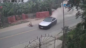 Video: Ô tô tông xe đạp bay vài chục mét, nam sinh thoát chết thần kỳ