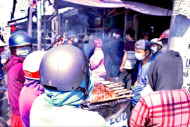 Ảnh: Người Sài Gòn đội nắng, chen nhau mua cá lóc nướng ngày vía thần Tài