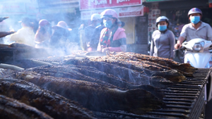 Video: Phố cá lóc nướng TP.HCM tấp nập người mua trong ngày vía Thần tài