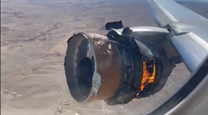 Ảnh, video: Động cơ máy bay Boeing 777 cháy ngùn ngụt trên bầu trời