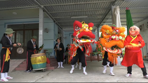 Video: Đội lân tóc dài 'độc nhất vô nhị' ở miền Tây