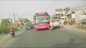 Video: Xe khách lấn làn tông văng người đi xe máy