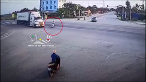Video: Container húc văng xe máy tại ngã tư ở Hà Tĩnh
