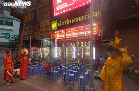 Người Hà Nội xếp hàng từ mờ sáng chờ mua vàng cầu may ngày vía thần Tài