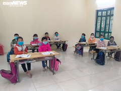 Ngày đầu đi học lại sau Tết: Học sinh Thanh Hoá đeo khẩu trang, ngồi giãn cách