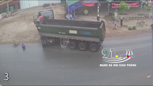 Video: Tài xế xe ben bẻ lái thần kỳ, người phụ nữ đi xe đạp may mắn thoát chết