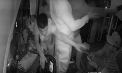 Video: Chặn đầu xe, vác mã tấu, tuýp sắt hành hung tài xế để tranh giành khách