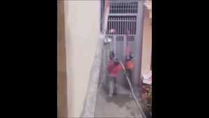 Clip: Cách giao hàng vừa bá đạo vừa cực khổ của shipper