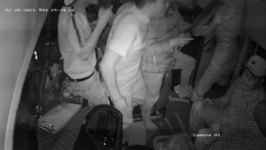 Nhóm người cầm mã tấu hành hung tài xế xe khách trình diện công an