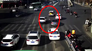 Video: Ô tô bung cốp, em bé rơi khỏi xe giữa ngã 4 tại Trung Quốc