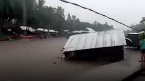 Video: Bão Dujuan cuốn trôi nhà cửa, hơn 5.000 người bị cô lập ở Philippines