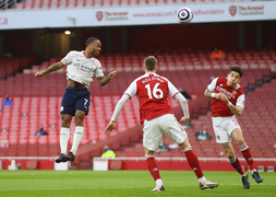 Sterling đánh đầu ghi bàn, Man City nhẹ nhàng đánh bại Arsenal