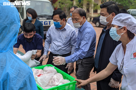 Ảnh: Lãnh đạo Hải Phòng mang thịt, gạo hỗ trợ người dân khu vực phong tỏa