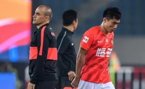 Bóng đá Trung Quốc đứng trên 'lằn ranh sinh tử', sắp tụt lại so với V-League