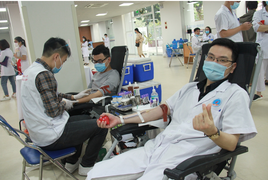 Kỷ niệm ngày Thầy thuốc Việt Nam, y bác sĩ BV Hữu Nghị hiến máu vì người bệnh 
