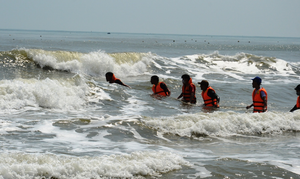 Cứu học sinh bị sóng cuốn, bảo vệ mất tích theo: Tìm thấy thi thể 2 nạn nhân