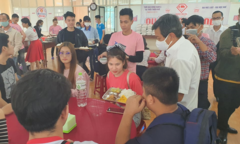Ông Đoàn Ngọc Hải làm phục vụ bàn nhận thù lao 60 triệu xây nhà cho người nghèo