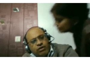 Clip chồng 'bị' vợ hôn khi đang họp trực tuyến gây bão mạng