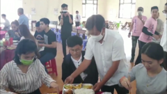 Video: Ông Đoàn Ngọc Hải làm bồi bàn ở Huế