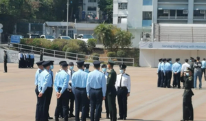 Cảnh sát Hong Kong được huấn luyện cách diễu binh kiểu Trung Quốc