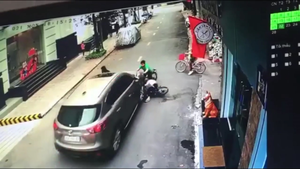 Video: Xe hơi tông văng 3 em nhỏ đi xe đạp ở Hòa Bình