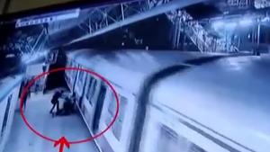 Video: Từ chối lời cầu hôn, cô gái bị người đàn ông đẩy xuống đường ray