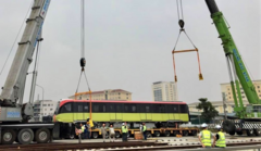 Ảnh: Đoàn tàu thứ 3 tuyến metro Nhổn - ga Hà Nội được đặt lên đường ray