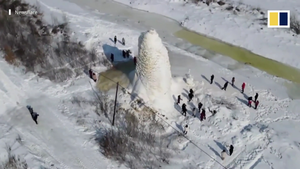 Video: Cận cảnh cột nước đóng băng cao 10m ở Trung Quốc