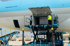 Cận cảnh lô vaccine COVID-19 đầu tiên về Việt Nam