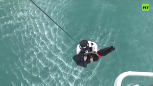 Video: Dùng trực thăng giải cứu ngư dân gặp tai nạn giữa biển ở Trung Quốc