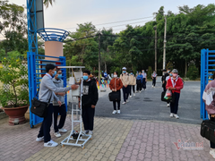 Học sinh cấp 2 chế máy đo thân nhiệt '3 trong 1' giá 8 triệu đồng