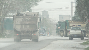 Video: Nỗi ám ảnh từ đoàn xe quá khổ, quá tải tại khu dân cư ở Hà Nam