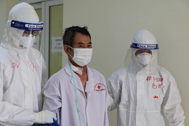 Ca COVID-19 nặng nhất ở Hải Dương cai máy thở, tập đi lại