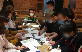 Uống cafe không đeo khẩu trang, 30 nam nữ bị phạt 60 triệu