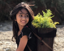 Vẻ đẹp rạng rỡ của bé gái dân tộc Pa Cô ở Quảng Trị