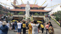 Tết Nguyên tiêu ở TP.HCM: Chùa đông nghịt khách, chùa lác đác vài người