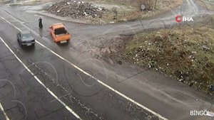 Video: Người phụ nữ thoát chết khi đứng giữa hai xe ô tô tránh nhau