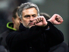 Mourinho không thể mãi chờ cái còng tay